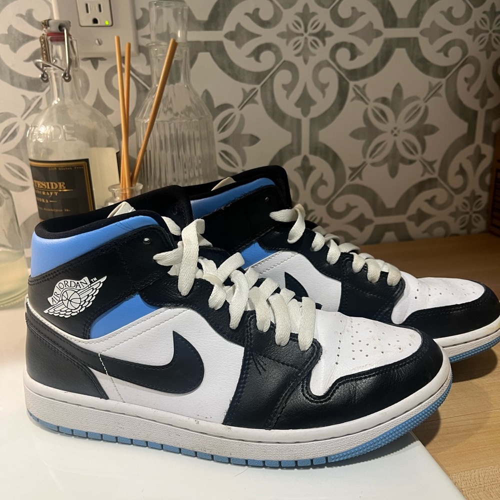 Jorden 1 University Blues